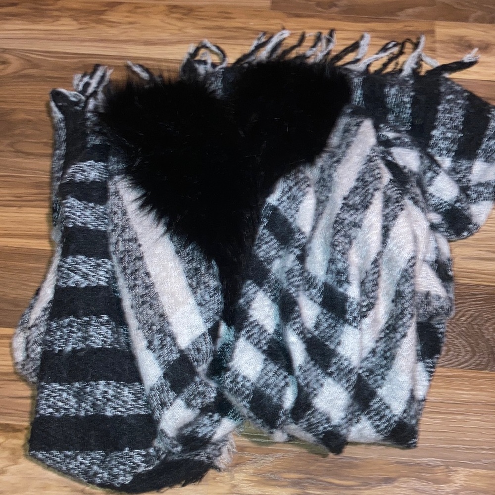 Faux fur woman’s black and white cape